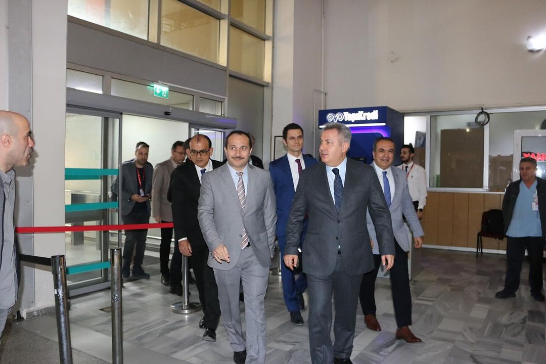 İzmir Valisi Elban, Karabağlar Kaymakamı Özgür, İzmir İl Sağlık Müdürü Erkuş, Başhekim Doç. Dr. Çalık ve Hastane Müdürü Pehlivan yeni yılda hastane personeli ve hastalara ziyarette bulundular